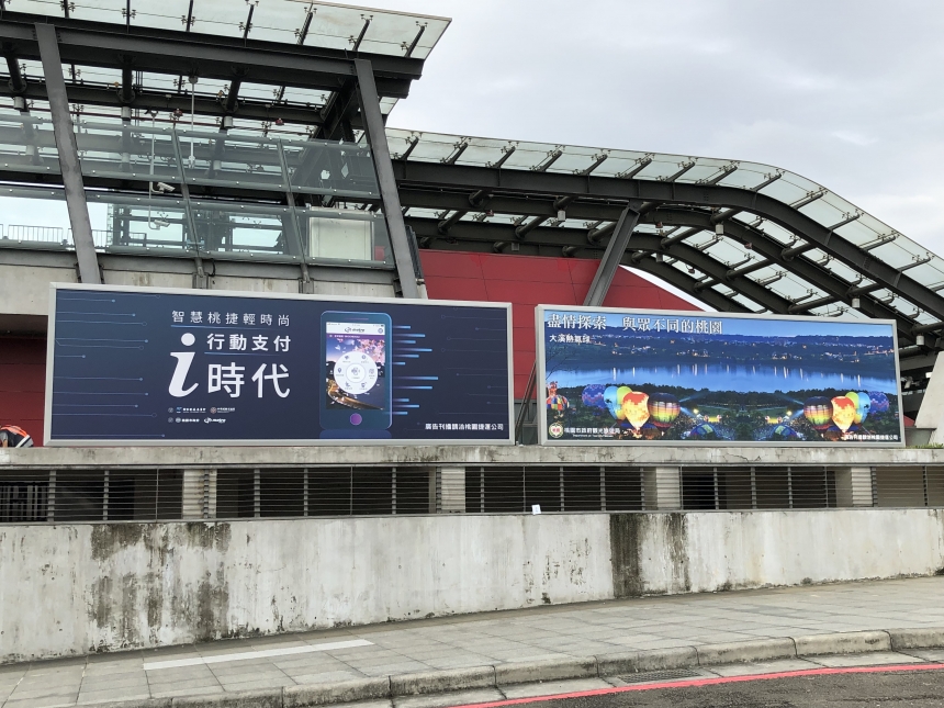 超薄燈箱5公分極薄美學-多向開啟邊框設計