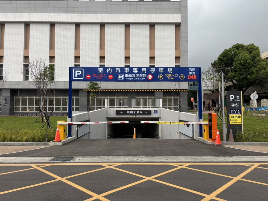 映新燈箱傳業製造停車場限高燈箱