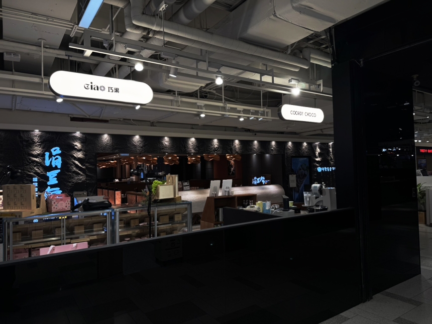 百貨專櫃質感客製化雙面發光懸吊燈箱遠景視覺呈現