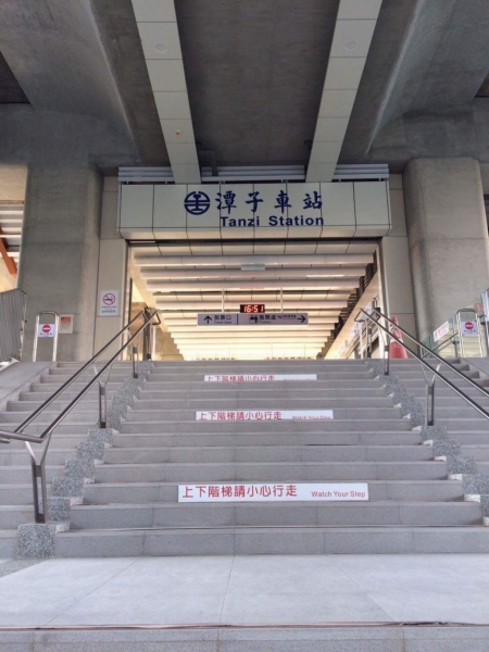 105年 臺鐵潭子車站旅運標誌工程 映新燈箱